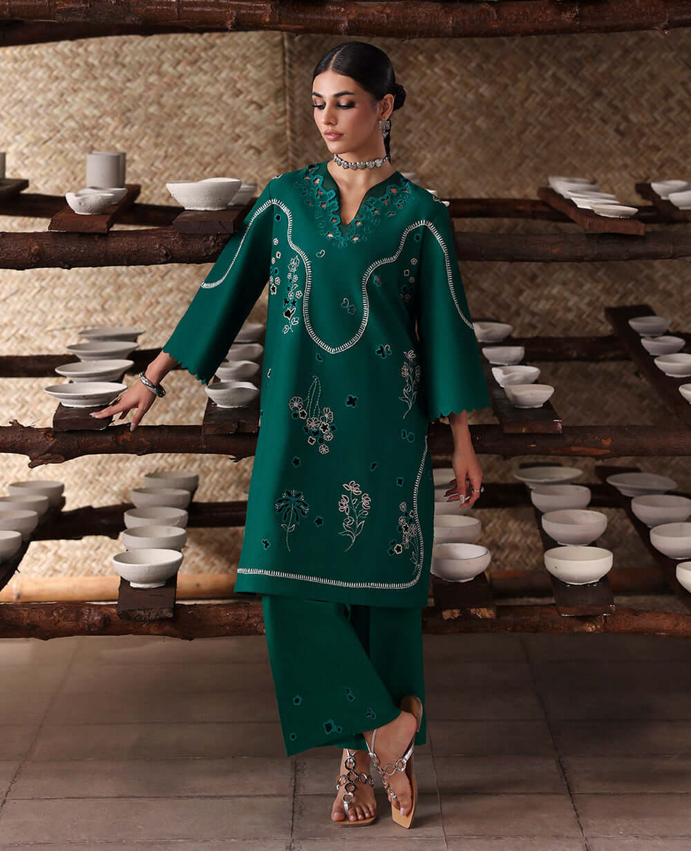 REPUBLICWOMENSWEAR 'NEOMA ESSENTIAL PRET'26 | VEYRA