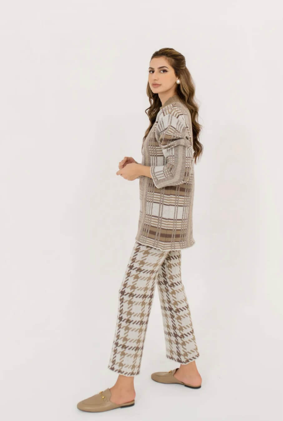 HASSAL AUTUMN WINTER’24 | ELICE BROWN KNIT SET