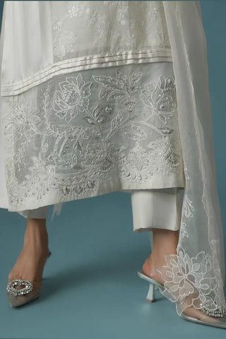 AMMARA KHAN ‘FLO LUXURY FESTIVE COLLECTION’25 | CHANDNI RANI LONG KURTA SET