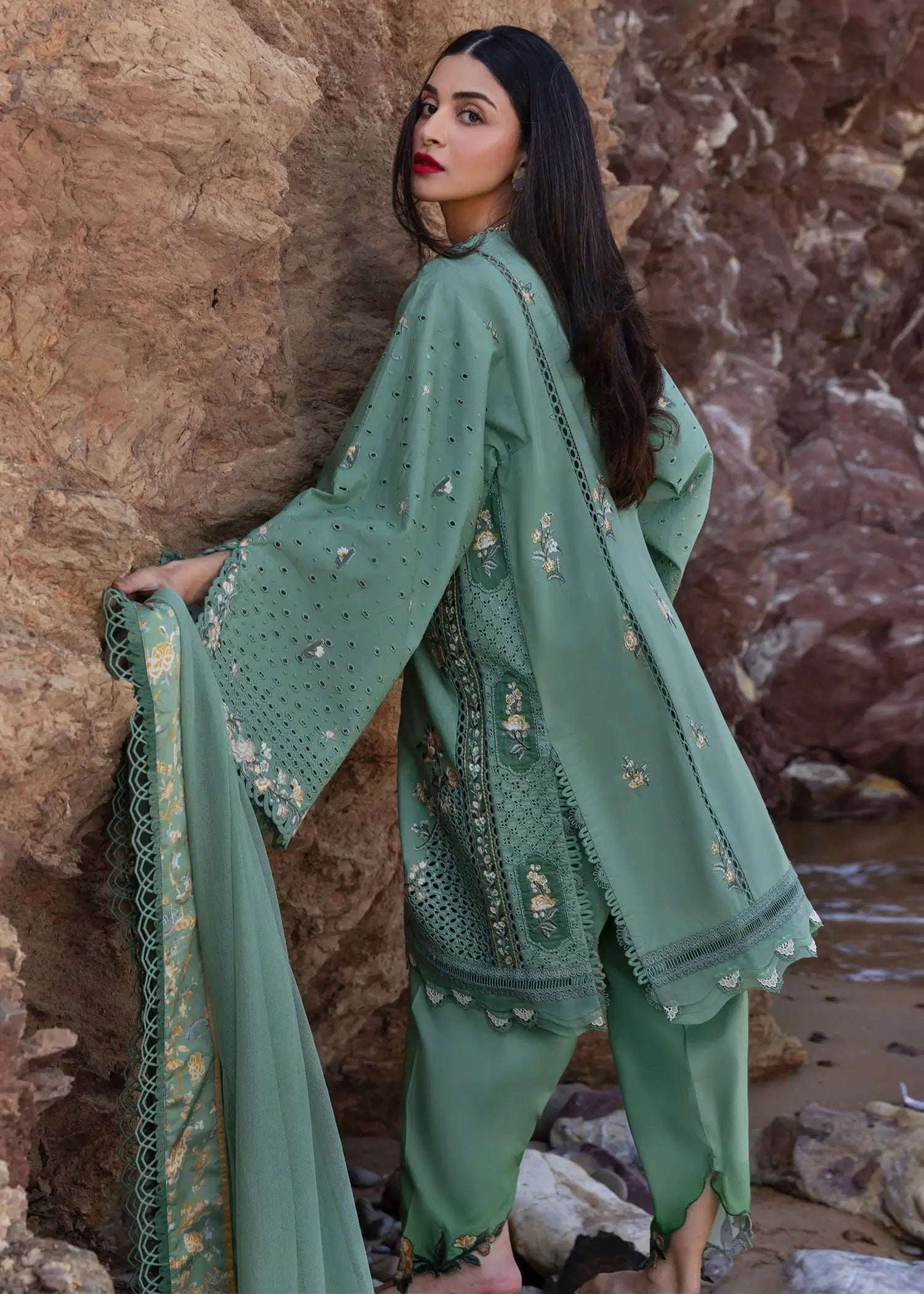 CRIMSON ‘FLOW UNSTITCHED SPRING SUMMER’25 | PARSI THREADS